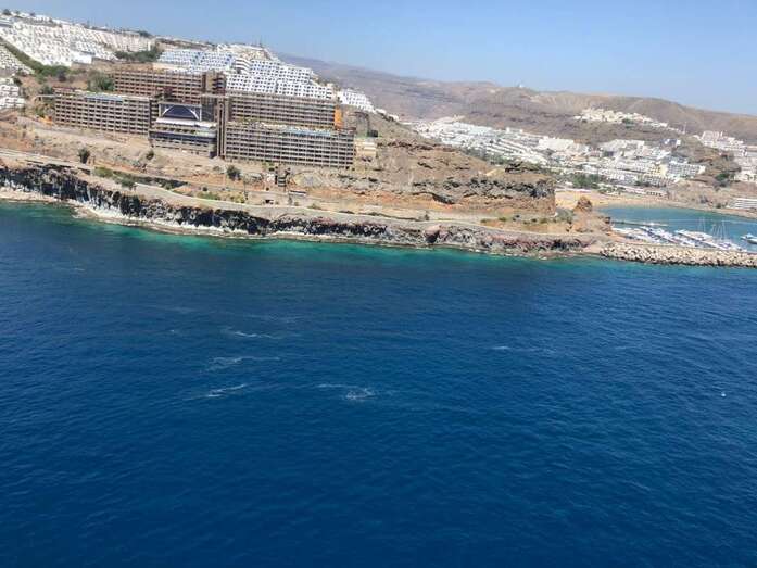 El helicóptero de GES localiza una mancha de microalgas en la costa de Mogán (Foto TA)